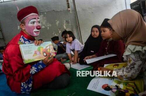 Islamic Clown Uses Storytelling to Teach Islamic Values to Children in an Entertaining Way
