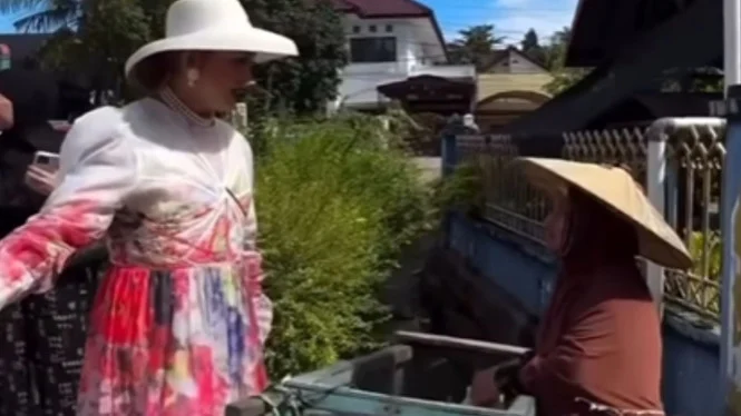 Wife of East Kalimantan Governor's Outfit Criticised Amidst Rp8.5 Billion Official Car Controversy, Netizens: 'Thought She Was a Dutch Lady'