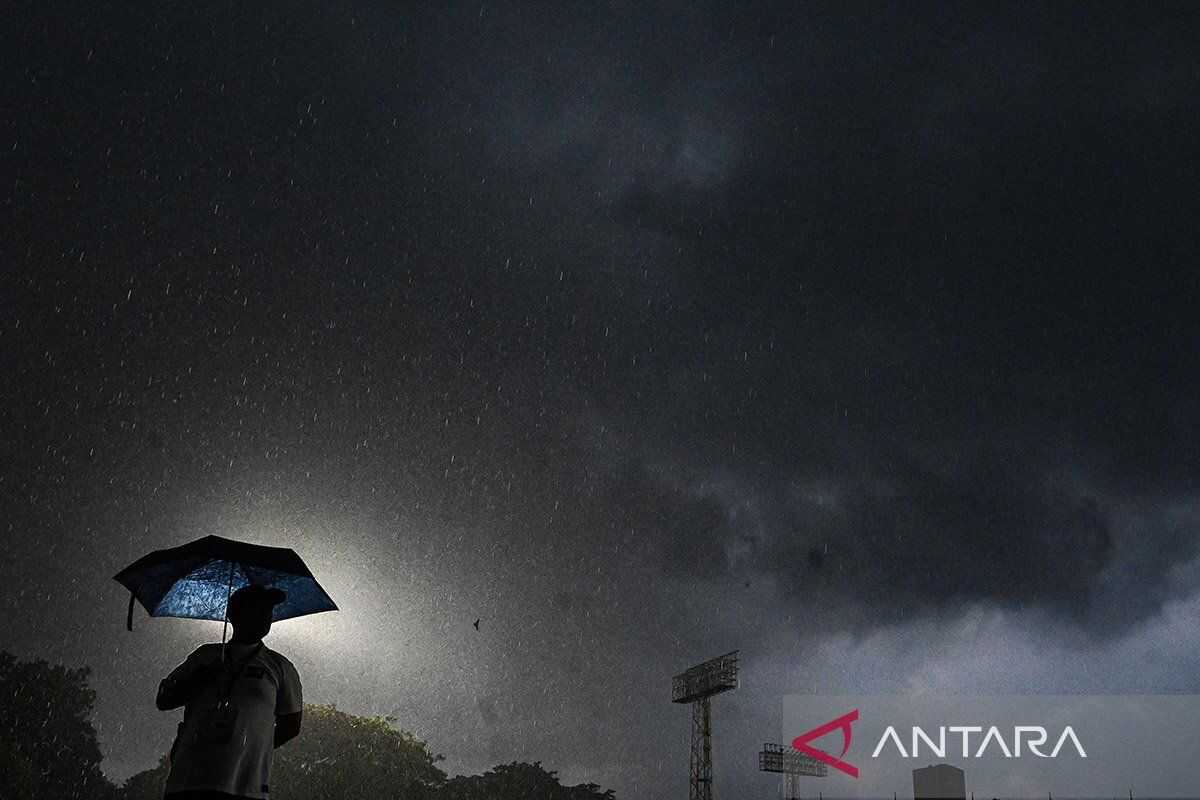 Friday: BMKG Warns of Light to Heavy Rain in Most Indonesian Cities