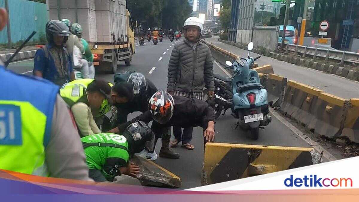 Electric car crashes into TransJakarta busway separator on Gatot Subroto Street; traffic to Kuningan disrupted