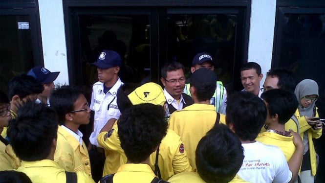 BEM UI Stormed Police Headquarters Demanding Heavy Sentence for Bripda Mesias and Removal of National Police Chief