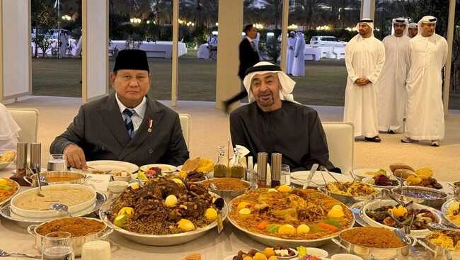 Warm Moment Between Prabowo and MBZ, Breaking Fast Together and Praying in Congregation