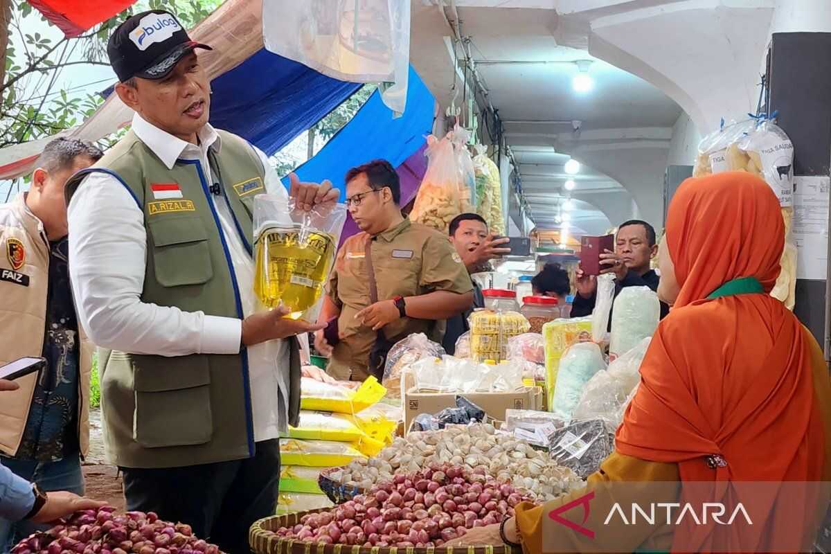 Bulog Chief Inspects Food Prices and Stock in Semarang Markets Ahead of Lebaran 2026