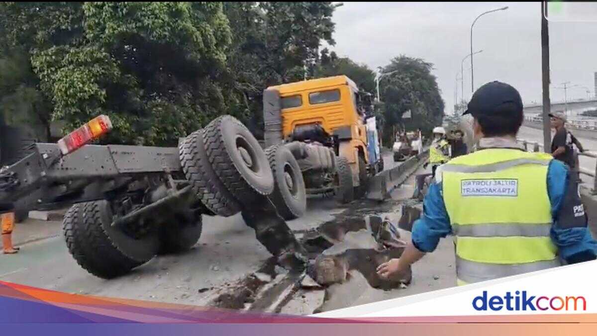 Truck Trailer Collides with Busway Separator in West Jakarta, Causing Traffic Congestion