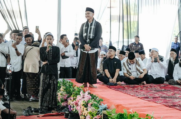 Kaesang Visits Fathul Ma'ani Islamic Boarding School, Conducts Quiz with Students