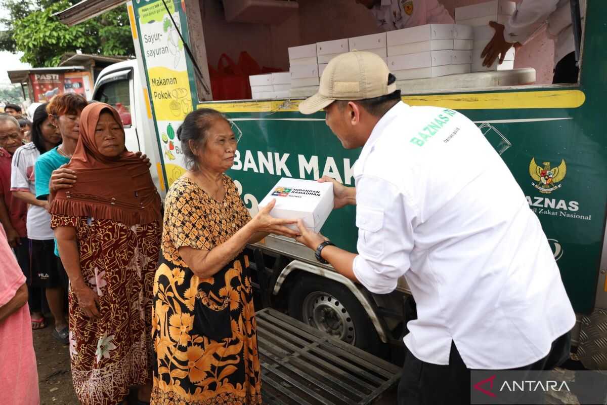Baznas RI Distributes 400 Iftar Food Packages to Waste Pickers in Tebet