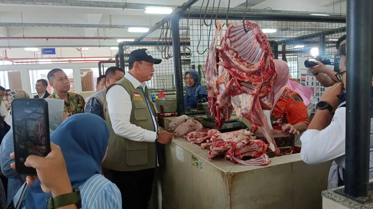 Perum Bulog Chief Conducts Surprise Inspection of Food Prices in Semarang, Ensuring Stable Prices Ahead of Ramadan