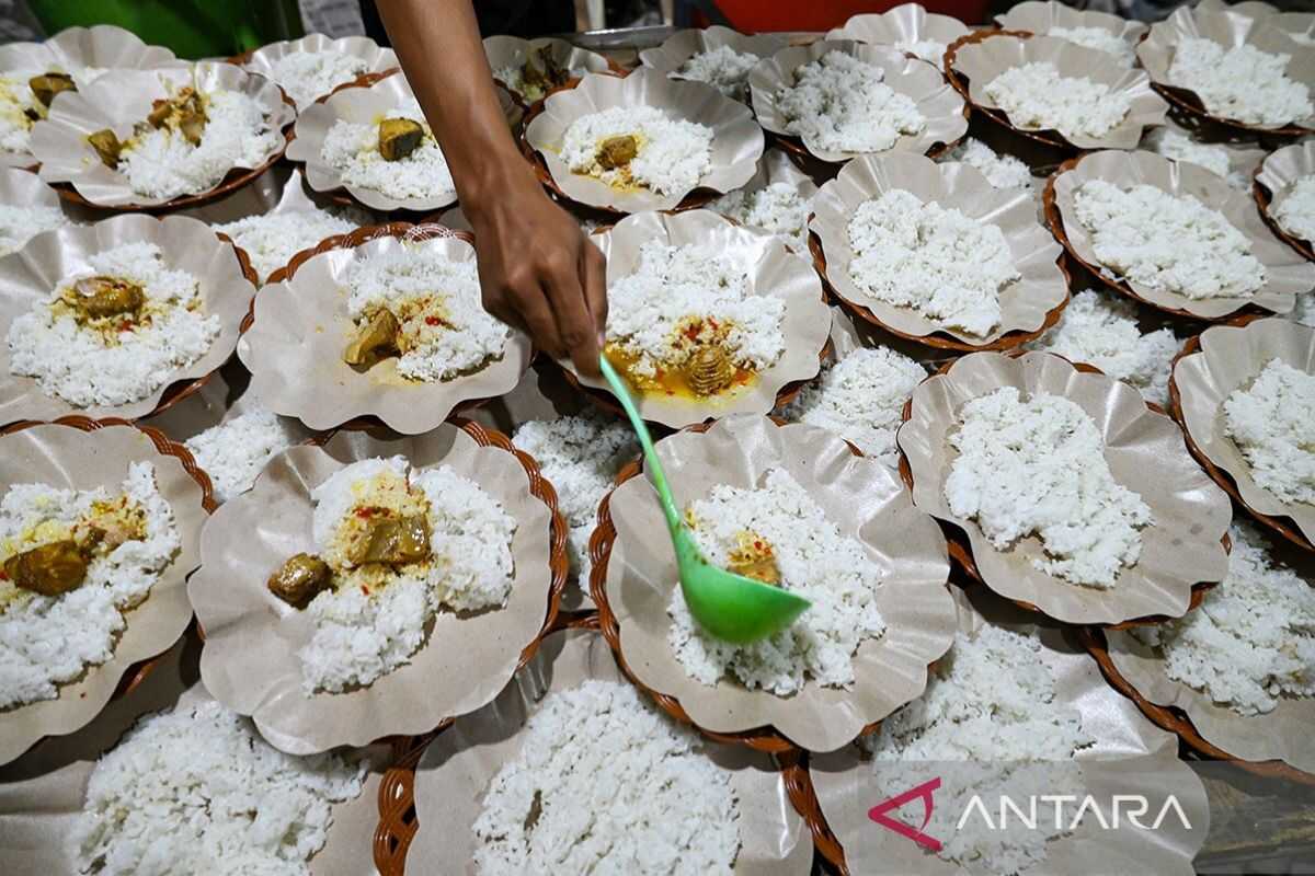 Distributing 7,000 portions of free dawn meals in Palu