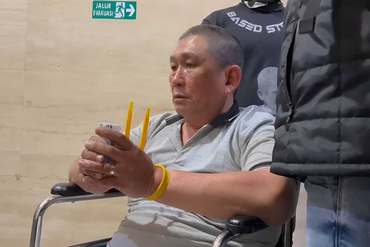 Suspected drug trafficker Koko Erwin brought to police headquarters following arrest in North Sumatra