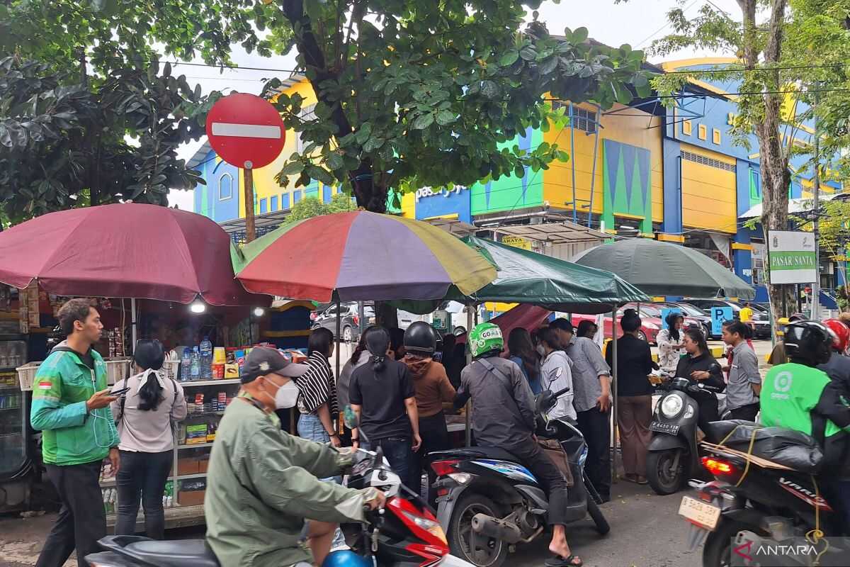 South Jakarta Police Deploy Personnel to Manage Ramadan Street Markets