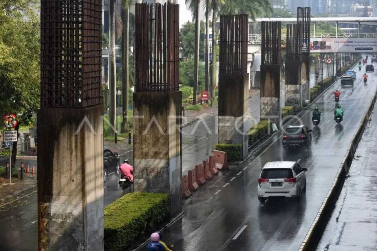 Arrangement of HR Rasuna Said Road East Side Using "Complete Street" Concept