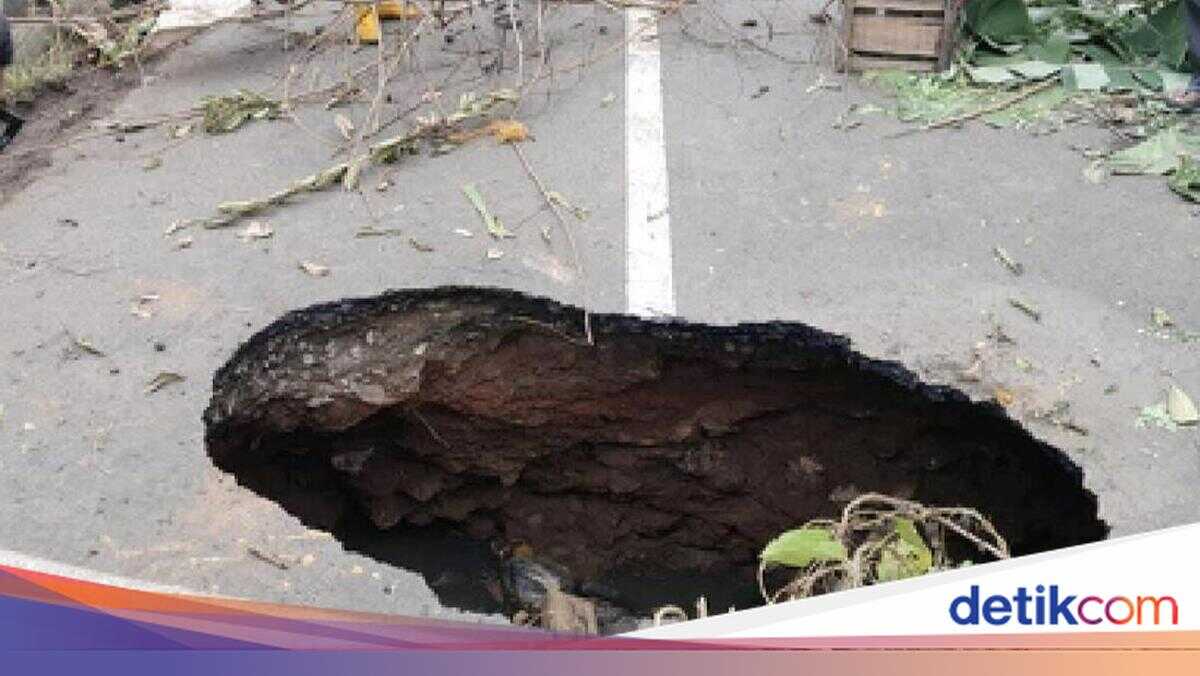 Sinkhole Emerges on Ciawigebang Road in Kuningan, Route Closed