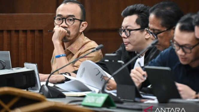 Judge: State Economic Loss of Rp171.99 Trillion in Oil Case Is Assumptive