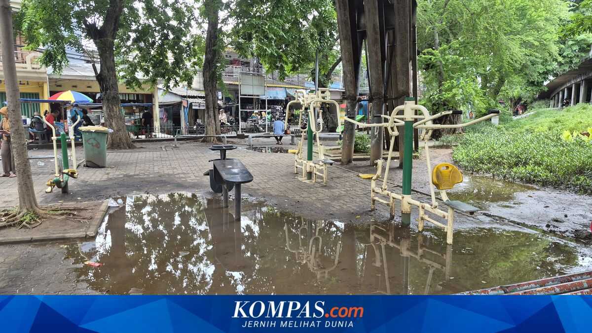 Neglected Children's Playground in Cilincing Plagued by Cat Faeces and Flood Water