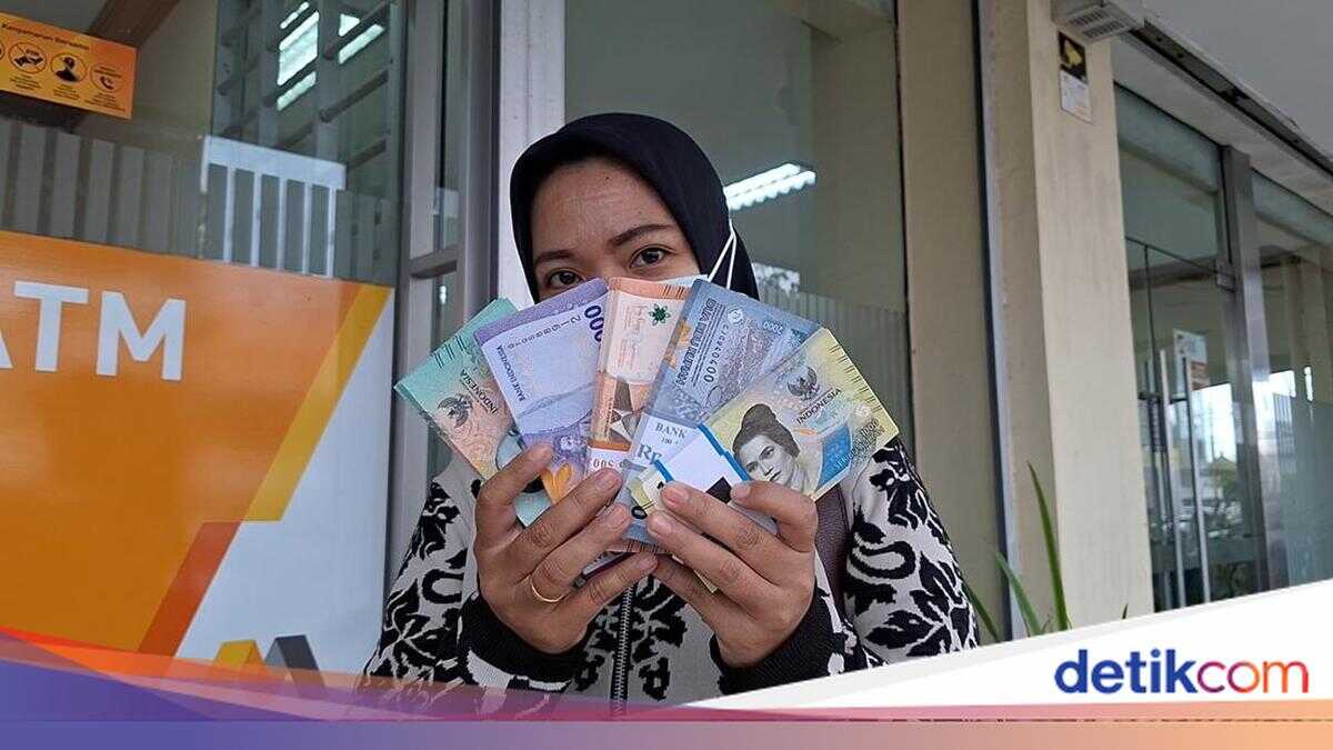 Mataram Residents Enthusiastically Exchange New Currency, Arriving Before Banks Open