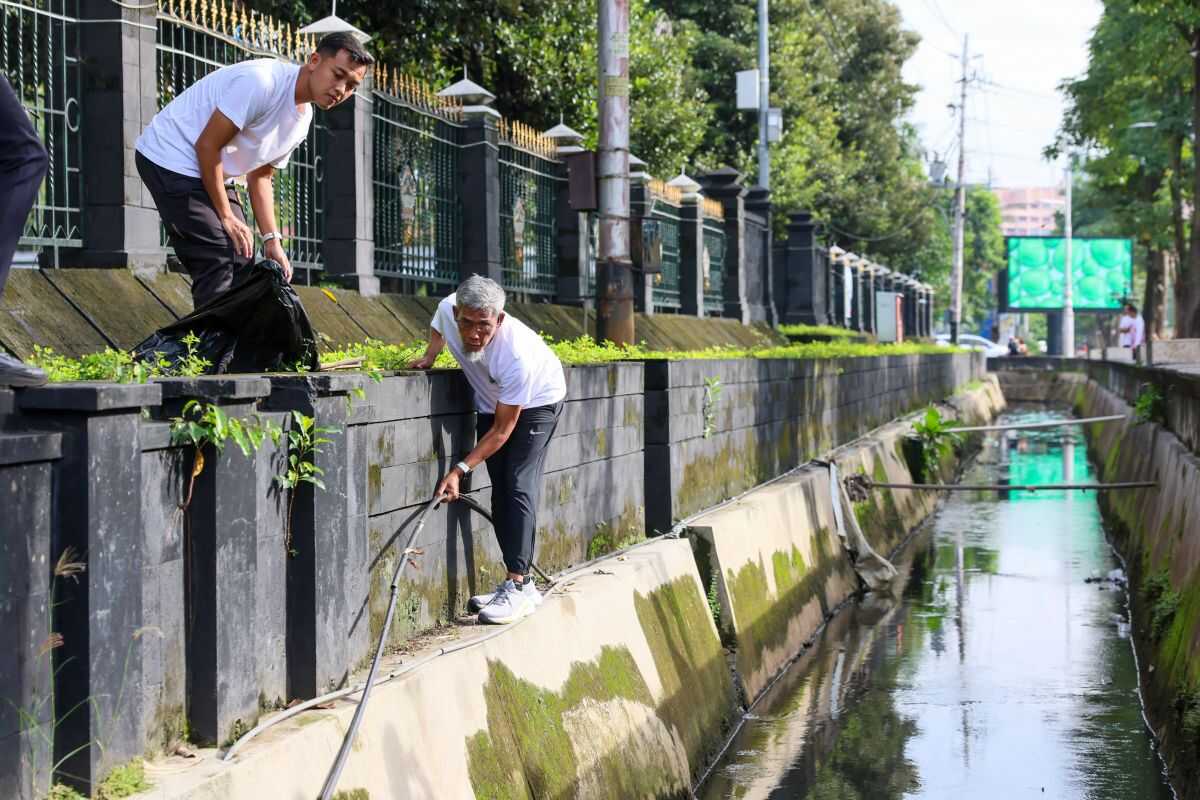 Central Java Regional Secretary Leads ASN in Office Cleanliness Drive