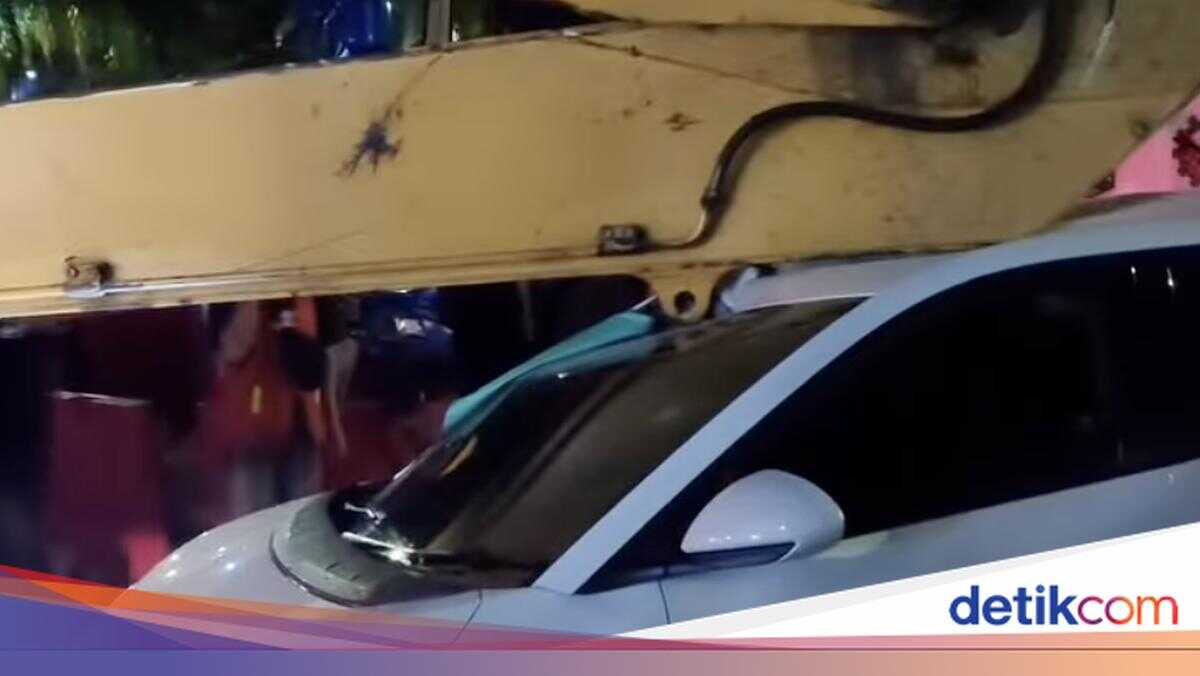Crash! Electric Vehicle Crushed by Excavator Arm in Bintaro Permai, South Jakarta