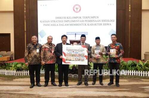 BPIP Distributes 2,430 Pancasila Textbooks to Strengthen Student Character in Pamekasan