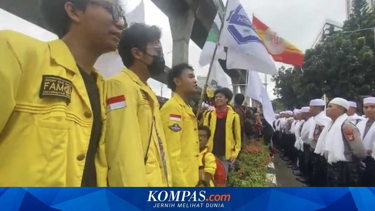 Student Protest at National Police Headquarters; Officers Respond with Islamic Prayers