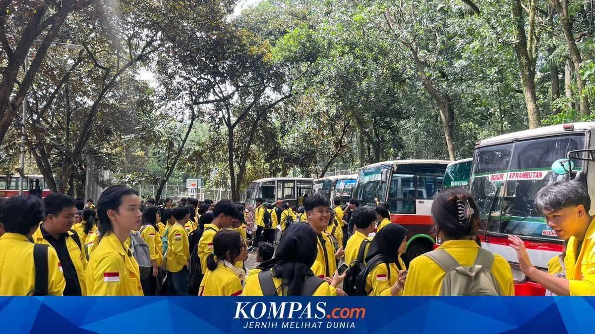 Student Protest at National Police Headquarters, Trunojoyo Road Towards Tendean Closed