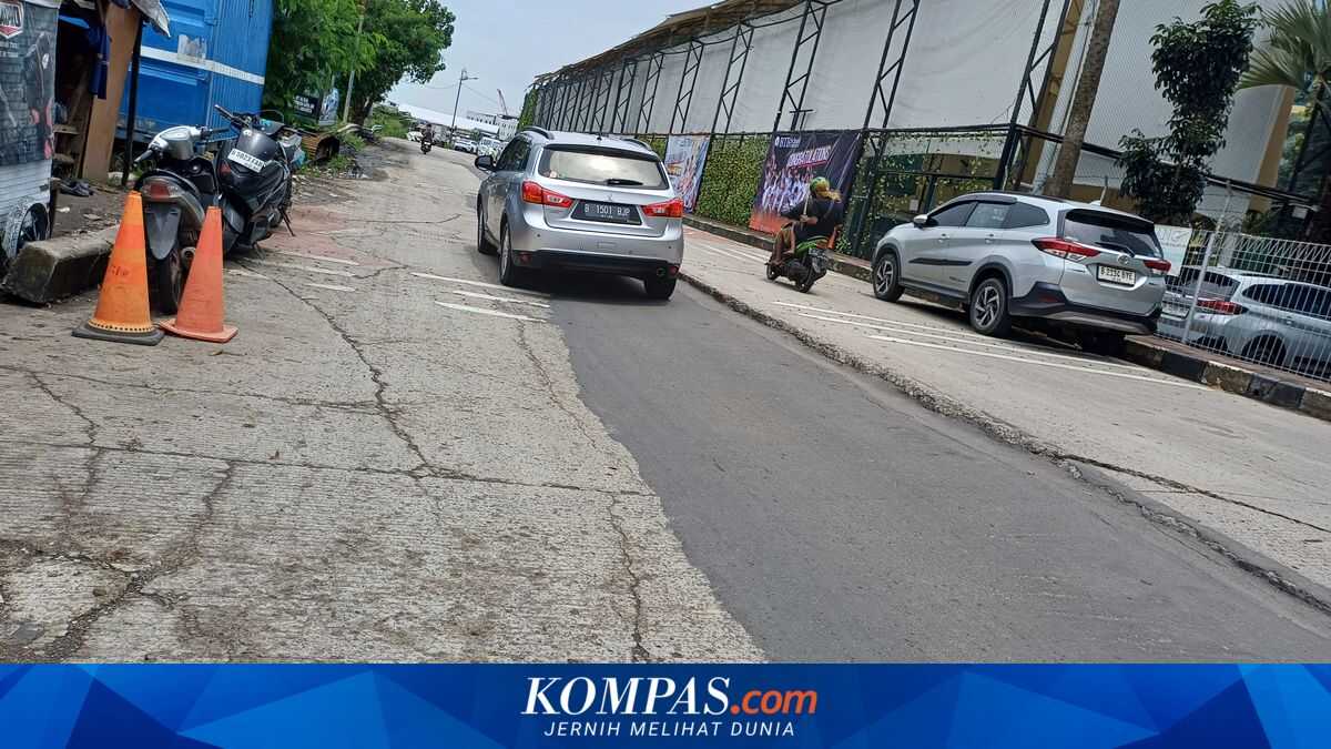 South Waduk Pluit Road Elevation Difference Causes Vehicles to Scrape Against Asphalt