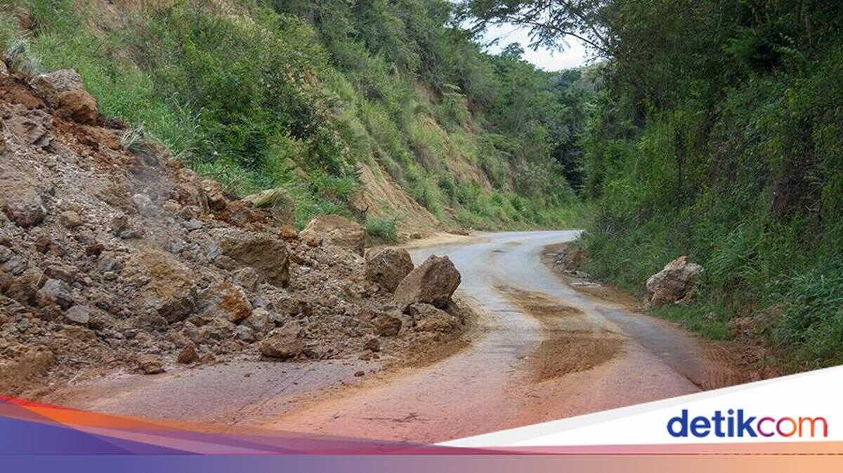 Hillside Collapse Closes Kokap Road in Kulon Progo, One Home at Risk