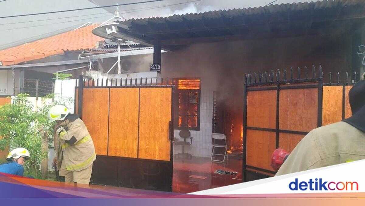 Gas Leak Sparks House Fire in East Jakarta, 75-Year-Old Grandfather Sustains Burns