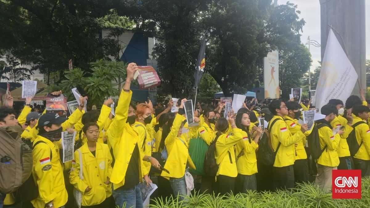 Student Protesters Disperse at National Police Headquarters After Presenting Five Demands