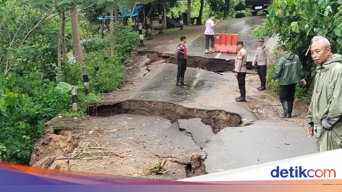 West Lombok District Government Sluggish; Sekotong Residents Threaten Community Contributions to Repair Broken Road