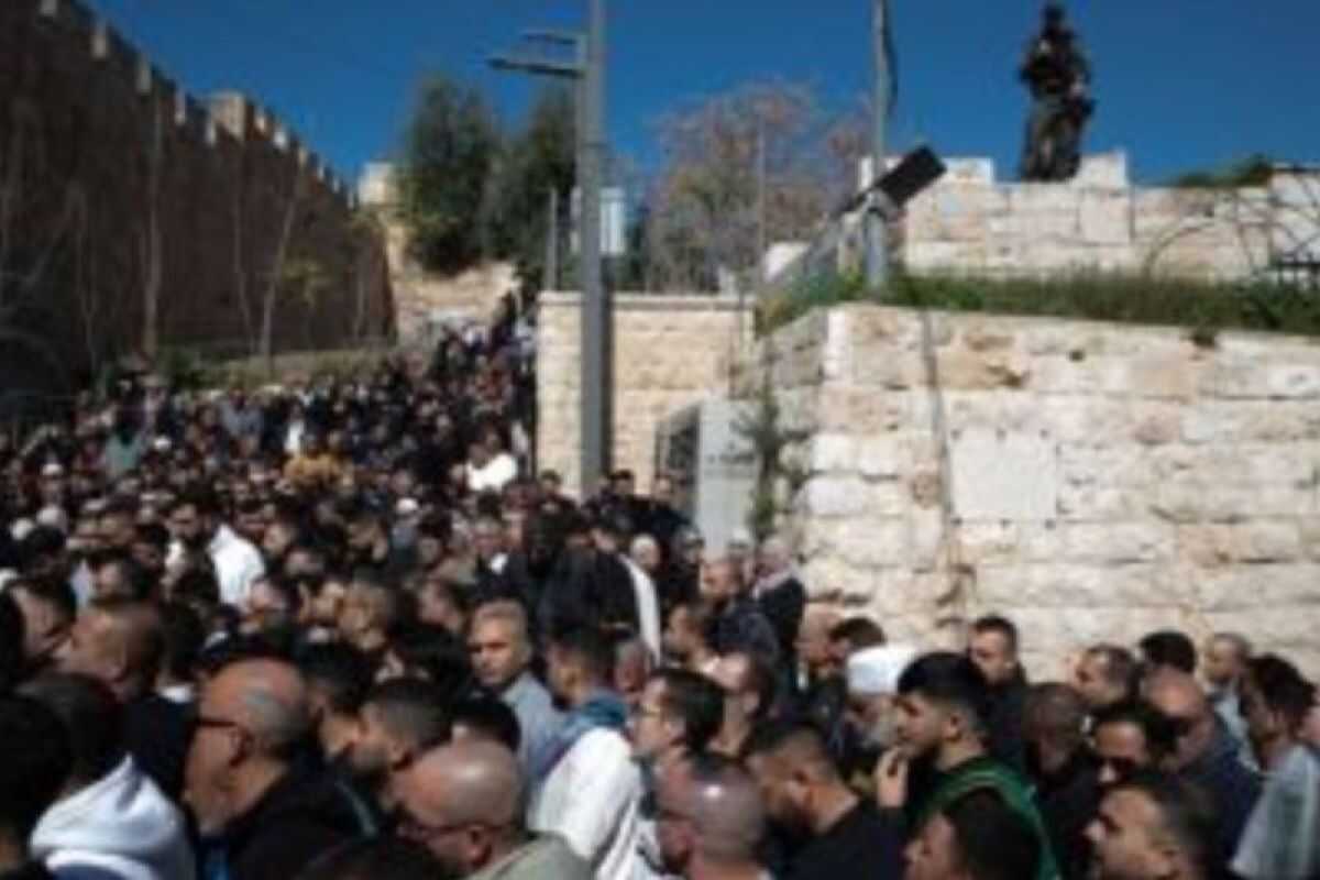 Amid Israeli restrictions, 100,000 worshippers perform Friday prayers at Al-Aqsa
