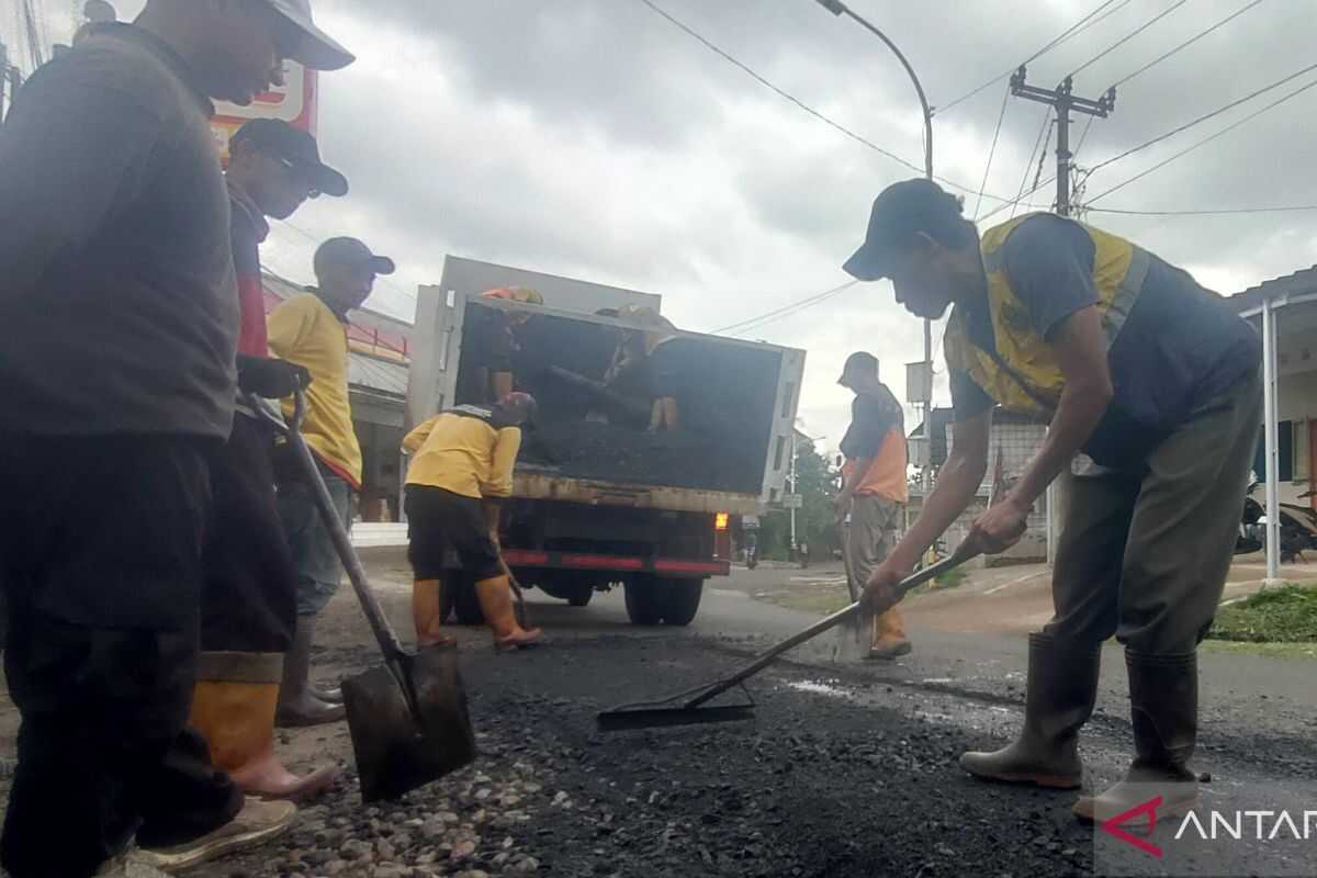 Ministry of Public Works targets completion of road repairs 10 days before Eid