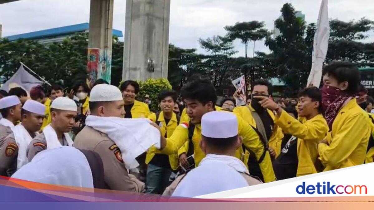 Police Explain Officers' Use of Fez and Headwear During Student Protest Security