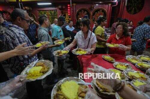 Weaving Harmony: Chinese-Indonesian Community Shares Breaking-Fast Meals at Dharma Bakti Temple