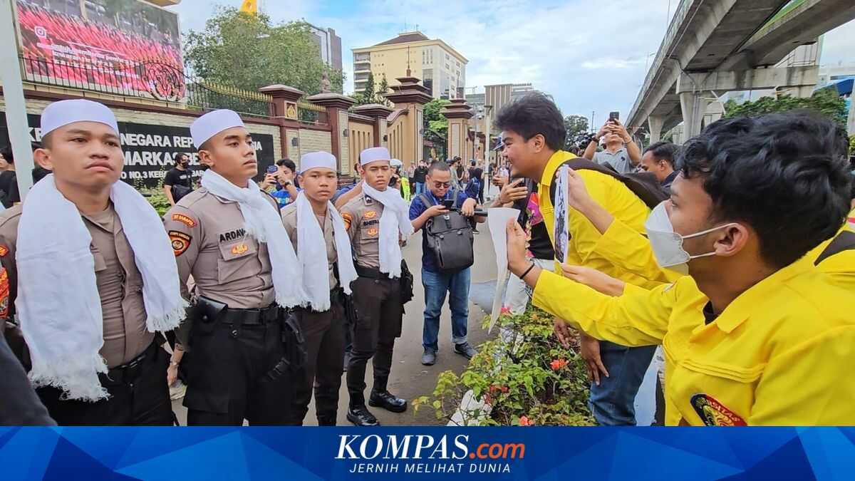 Police Wear Kopiah and Scarves to Escort Student Demonstration at National Police Headquarters