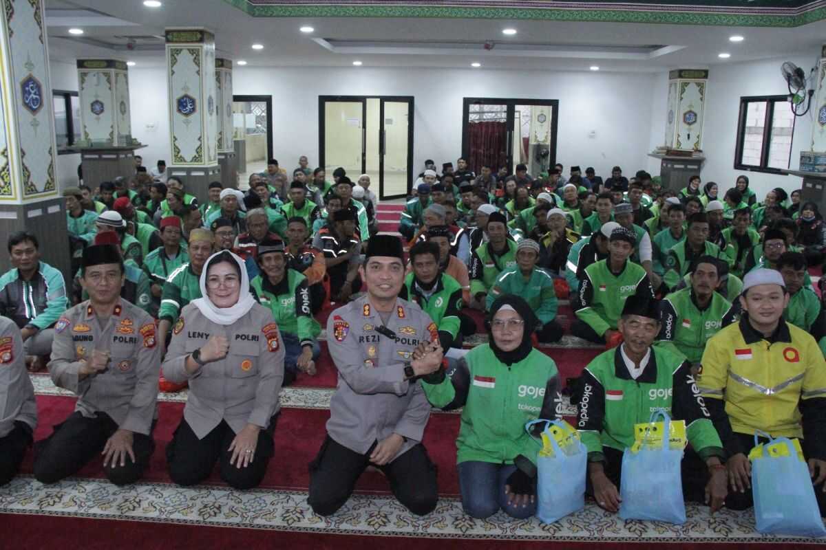 West Jakarta Metropolitan Police Strengthen Order and Security Synergy with Ride-hailing Drivers Through Iftar
