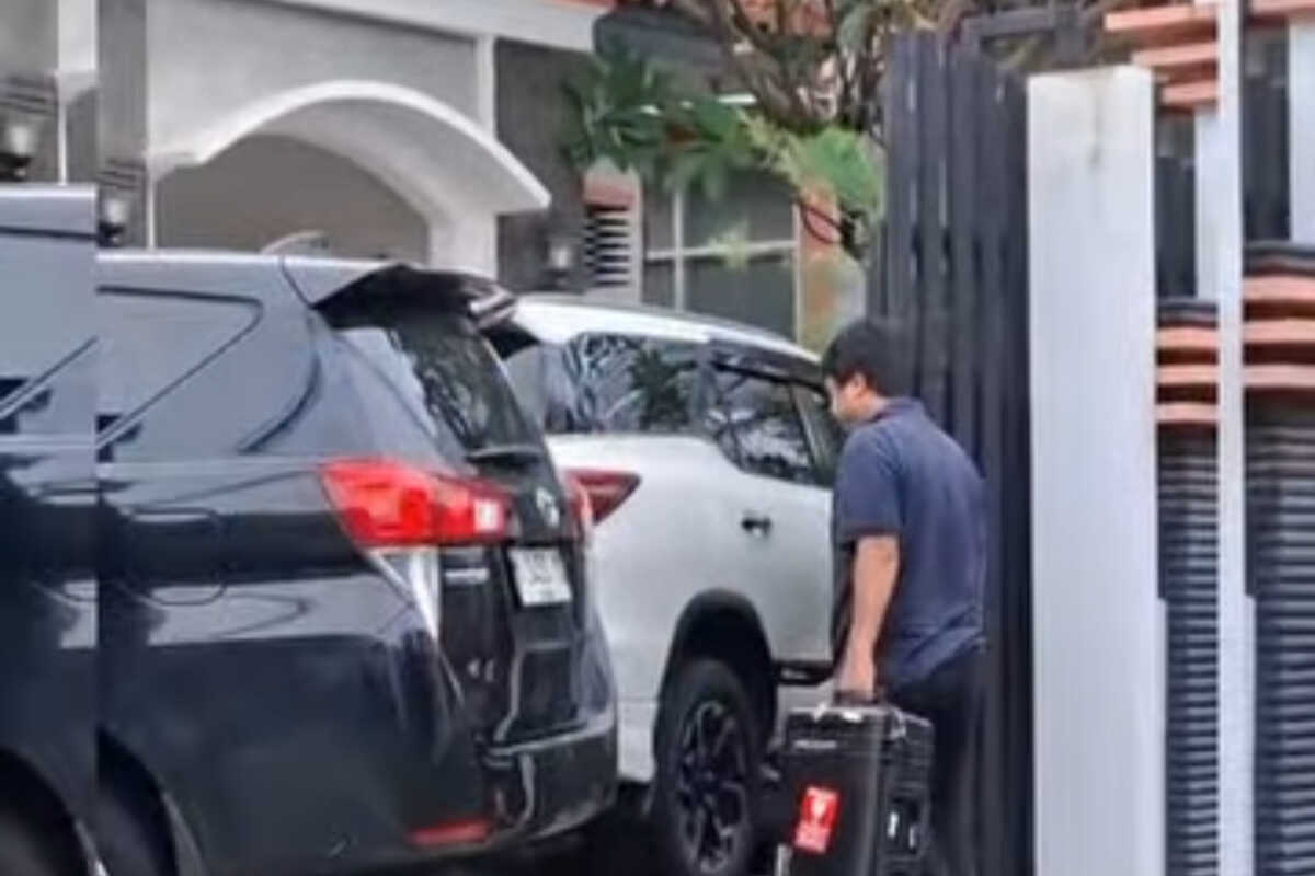 KPK Raids Home of Pati Public Works Chief, Removes 3 Suitcases as Evidence in Corruption Investigation