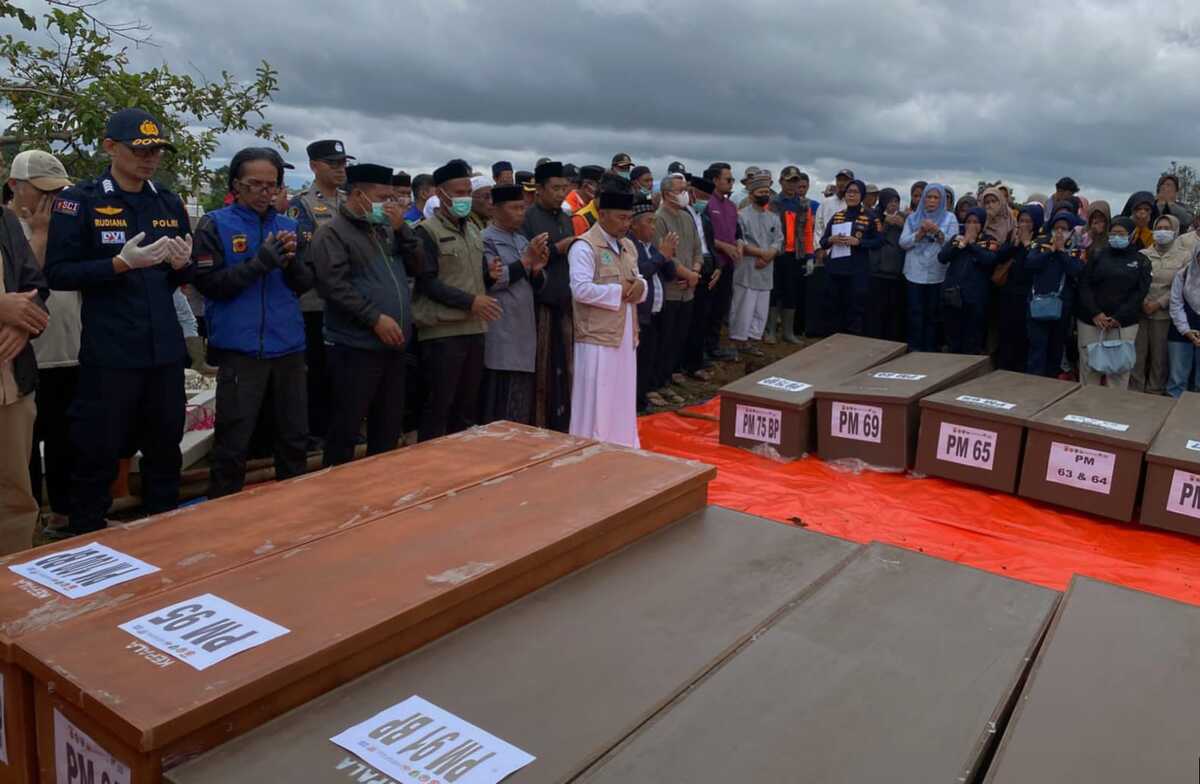 Ten Unidentified Cisarua Landslide Victims Buried in Mass Funeral
