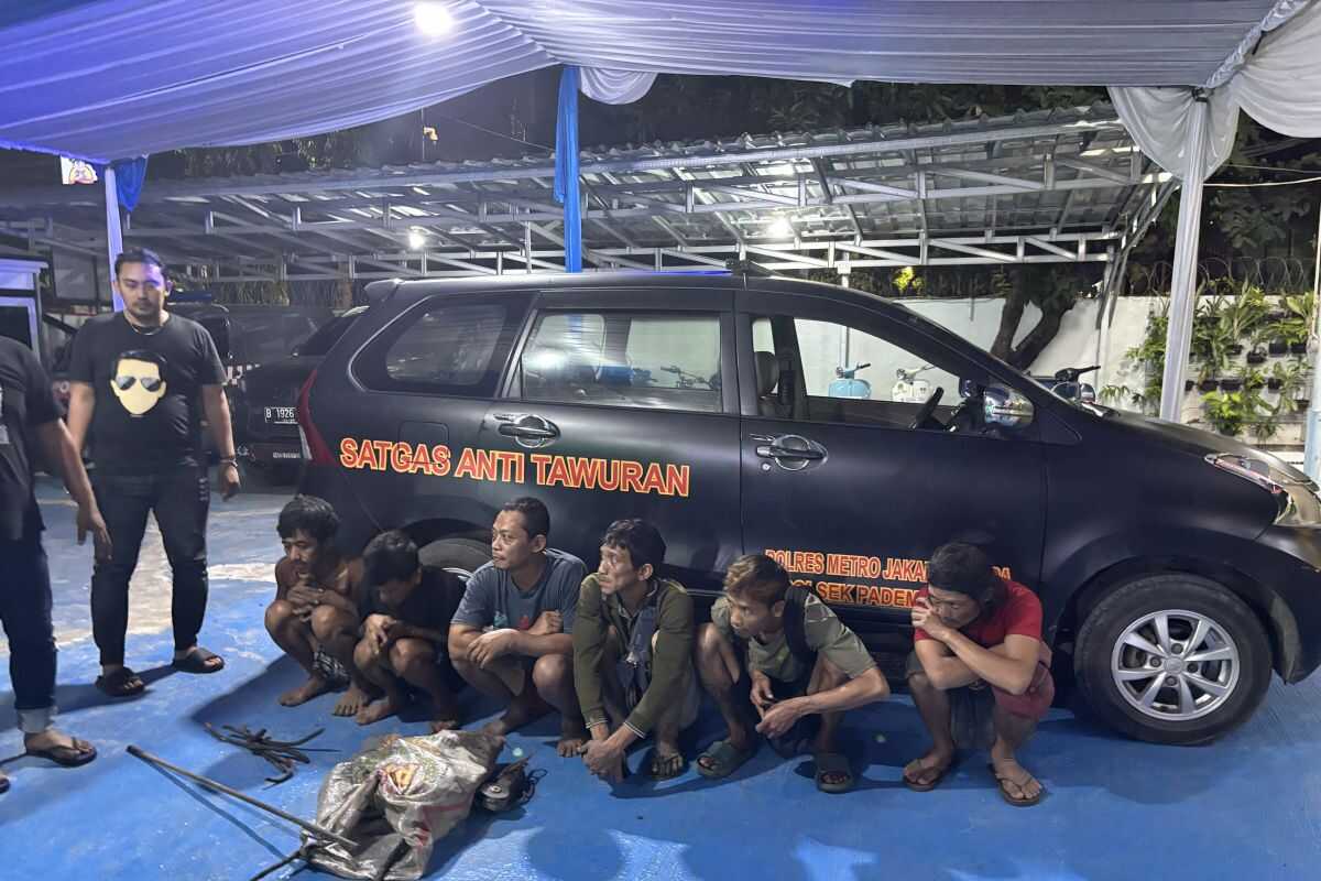 Police Arrest Gang of Toll Road Iron Thieves in Pademangan