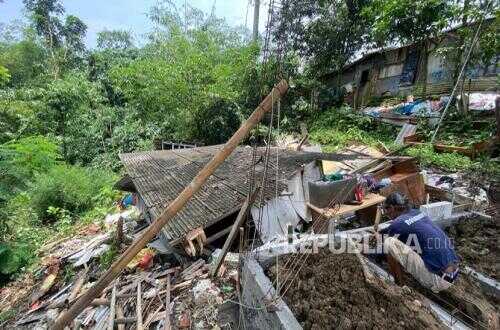 Landslip Disaster in Semarang: Resident's Account of Home Collapse After Strong Winds and Heavy Rain