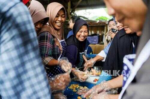 Small Business Owners Trained in Modern Melinjo Crackers Production