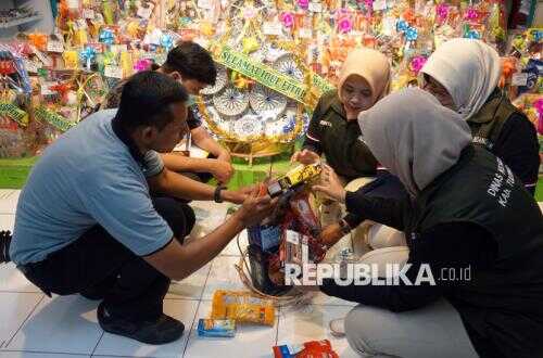 Joint Enforcement Officers Conduct Inspection of Ramadan Gift Parcels in Tulungagung to Ensure Products Are Not Expired