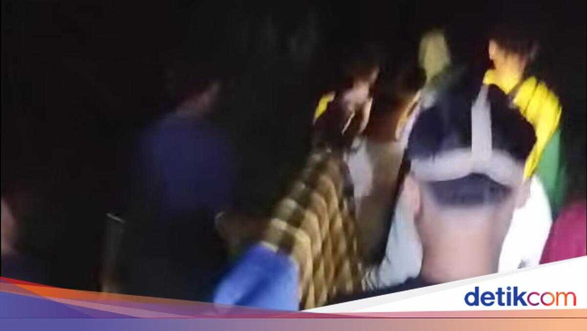 Residents Forced to Carry Corpse 2 km Because Ambulance Cannot Pass Through Road in Bima