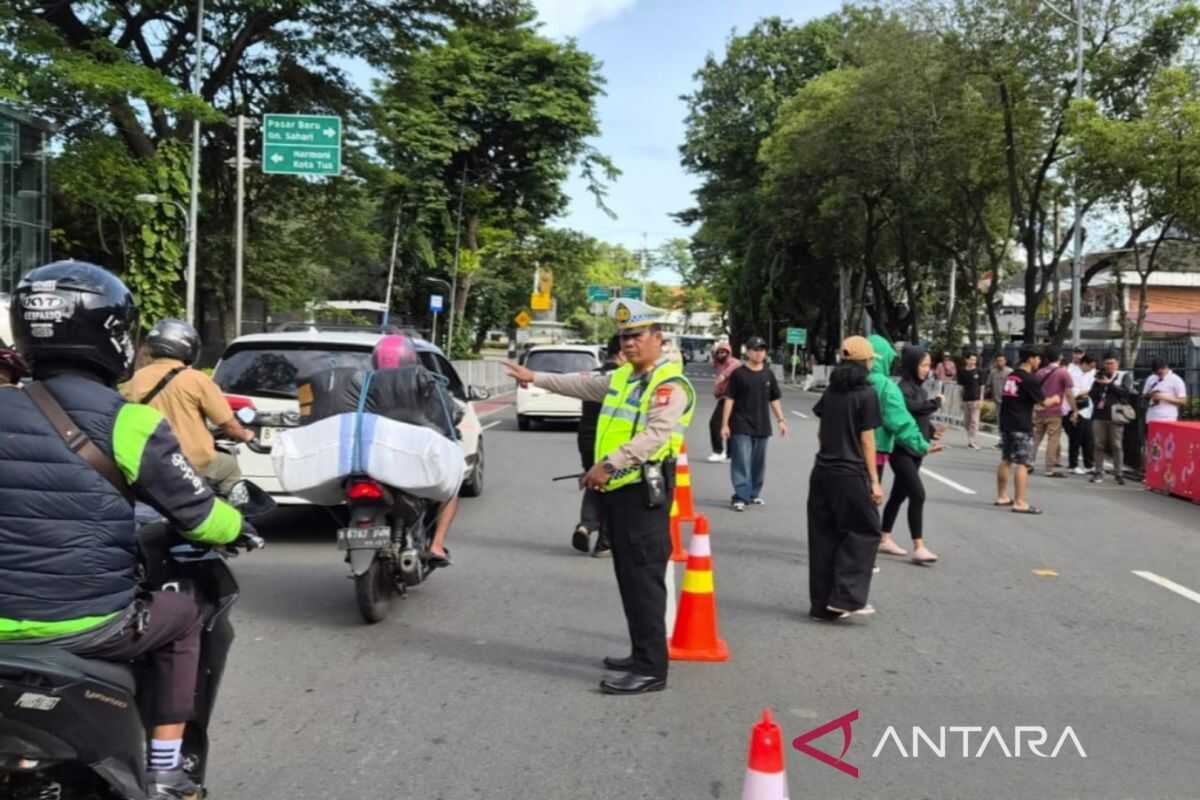 Hundreds of Traffic Police Secure Routes for National Chinese New Year Celebrations