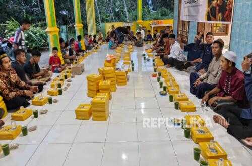 Sunda Kelapa Mosque Prepares Thousands of Iftar Portions Daily
