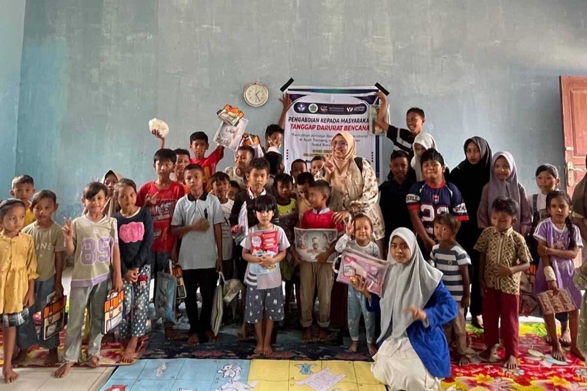 Samudra University lecturers provide reading corner for disaster survivors' children