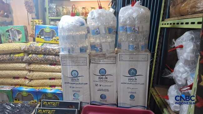 Zamzam Water Thriving at Tanah Abang Market, Supplied by Cabin Crew
