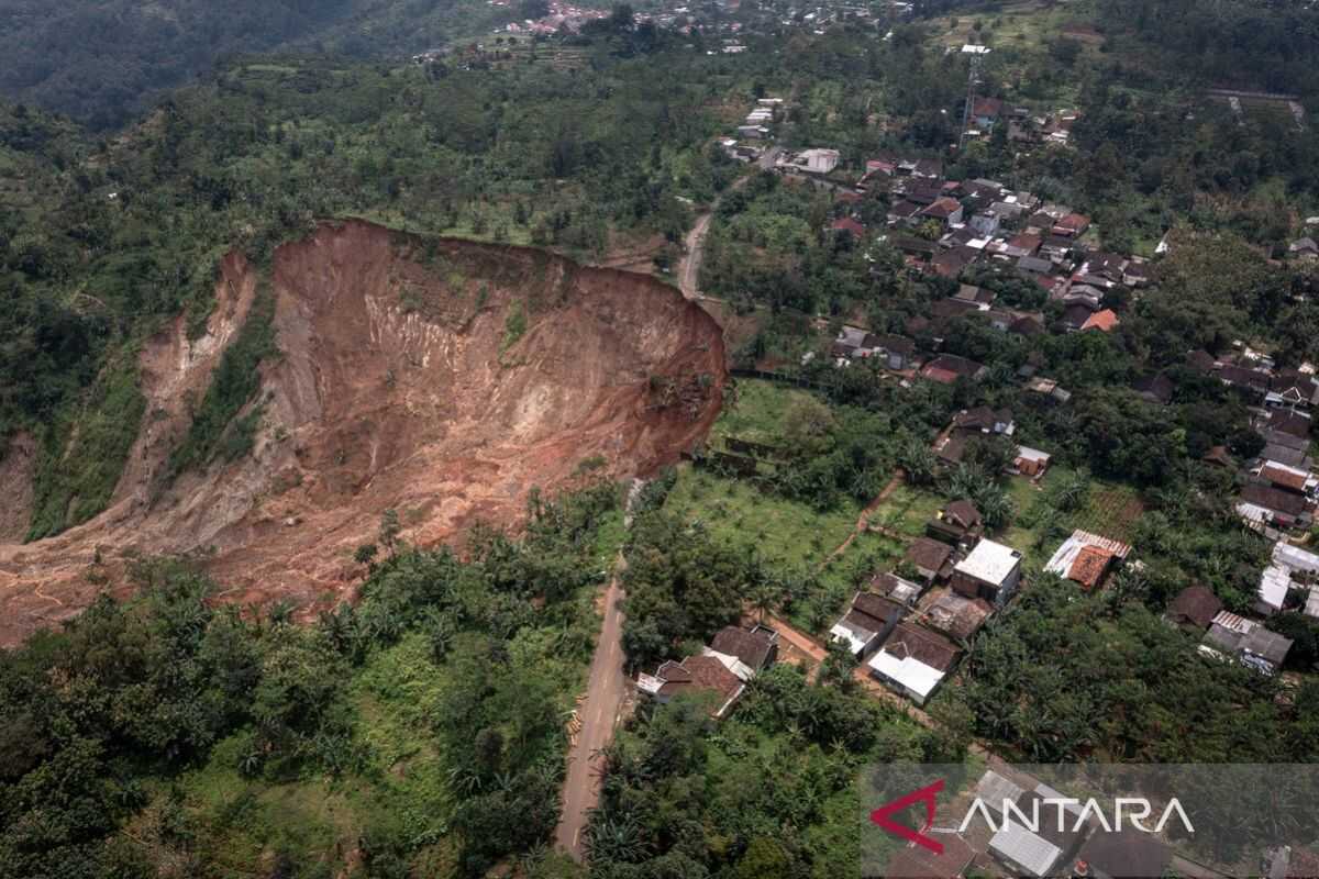 Alternative Route Between Semarang and Demak Regencies Cut Off by Landslide