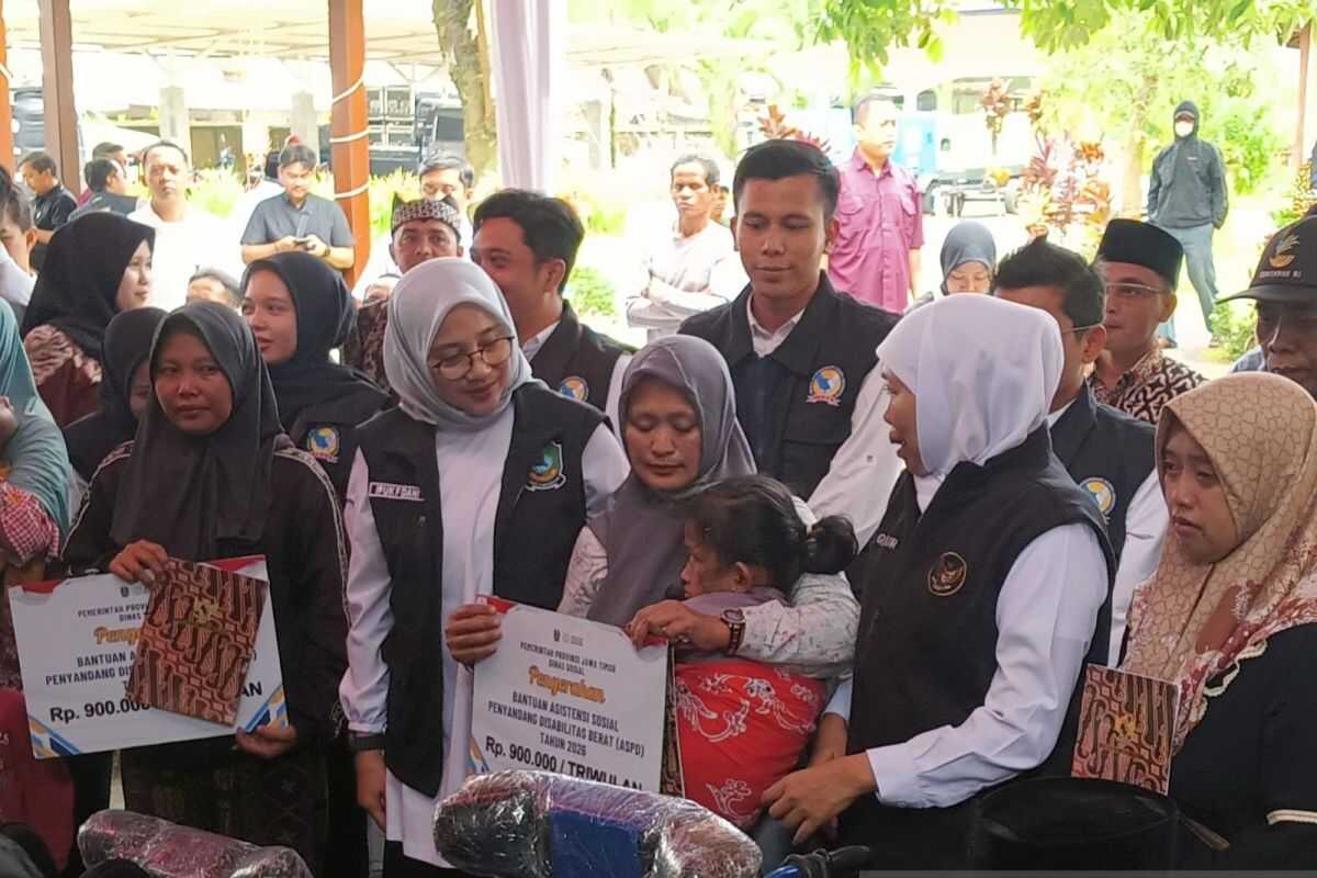 Governor Khofifah distributes social assistance and aid in Banyuwangi