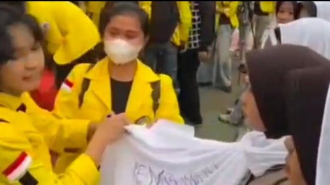 Police Respond to Student's Act of Marking Police Officer's Hijab During Protest