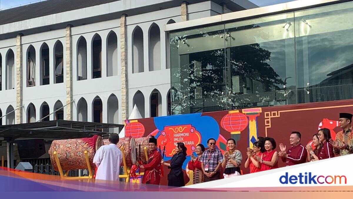Minister of Religion and Maluku Governor Attend Peak Chinese New Year Celebration at Jakarta Cathedral
